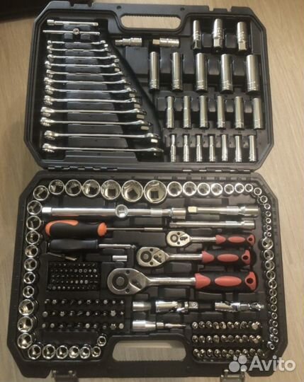 Набор инструментов для авто в чемодане