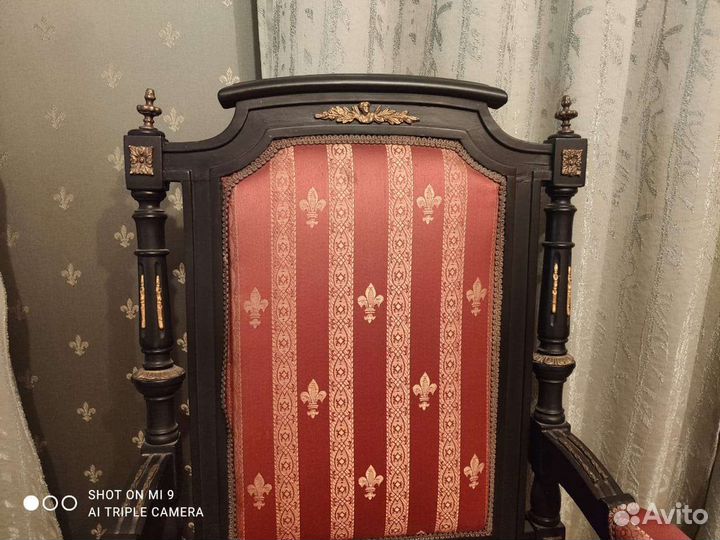 Кресло из черного дерева