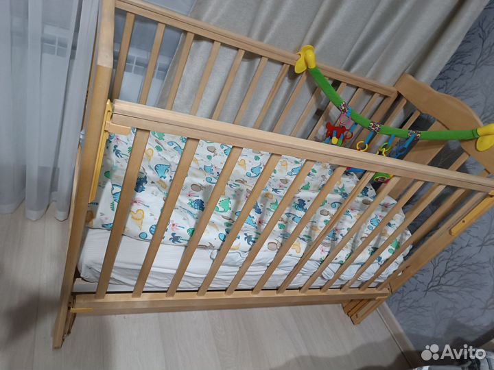 Детская кроватка с продольным маятником