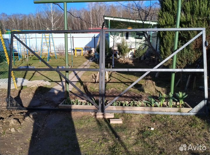 Ворота распашные с помощью калиткой