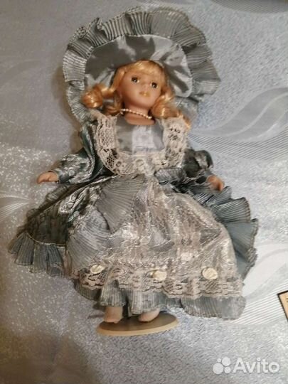 Кукла фарфоровая