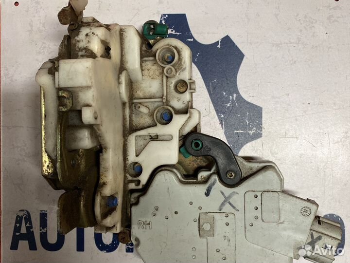 Замок двери передний правый Nissan 805022F900