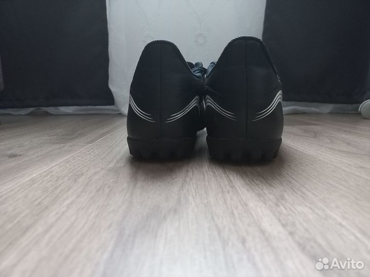 Футбольные бутсы adidas