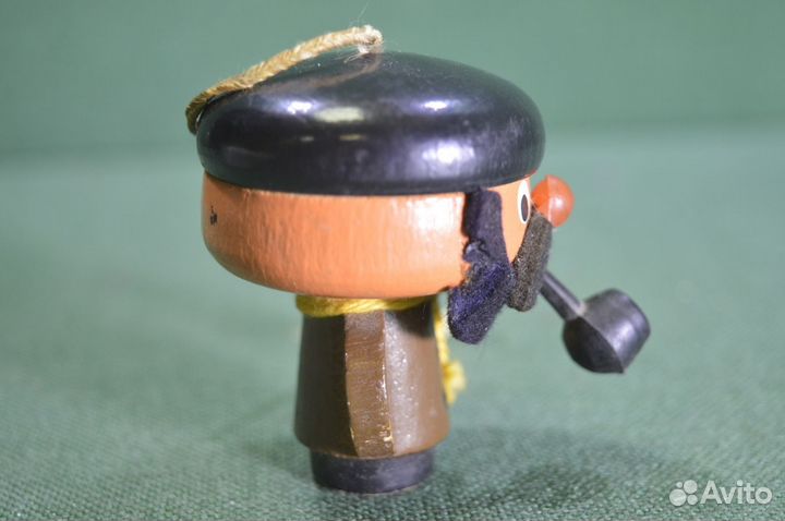 Игрушка фигурка мужчина художник с трубкой. Дерево