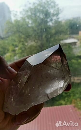 Крупный кристалл горного хрусталя