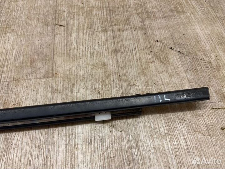 Бархотка (молдинг стекла двери ) передняя левая