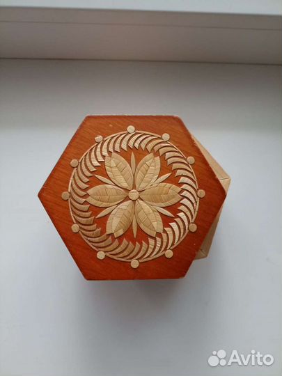 Шкатулка деревянная, инкрустированная, старинная