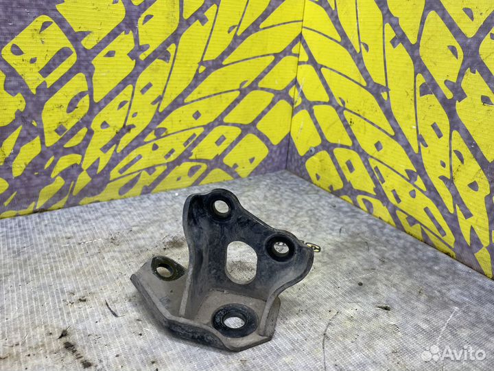 Кронштейн левой опоры двигателя Alphard ATH10 2.4