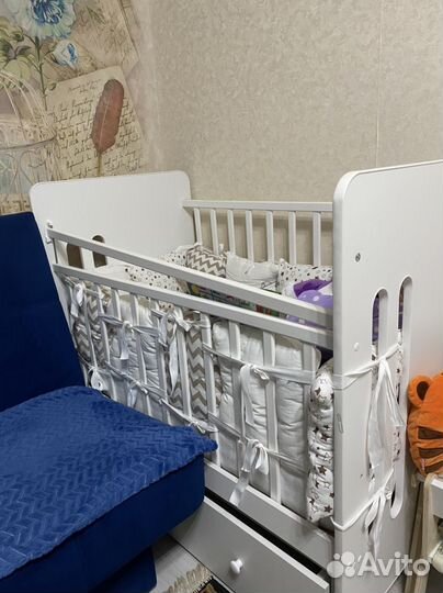 Детская кроватка с маятником и ящиком