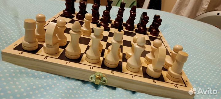 Шахматы деревянные, новые, лакированные с замком