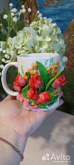 Кружка с мимозой и тюльпанами ручной работы