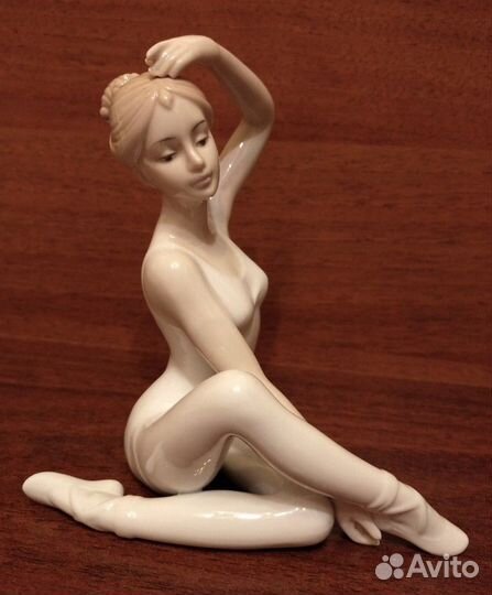Статуэтка фарфоровая Балерина на разминке