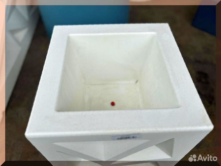 Белое кашпо для улицы