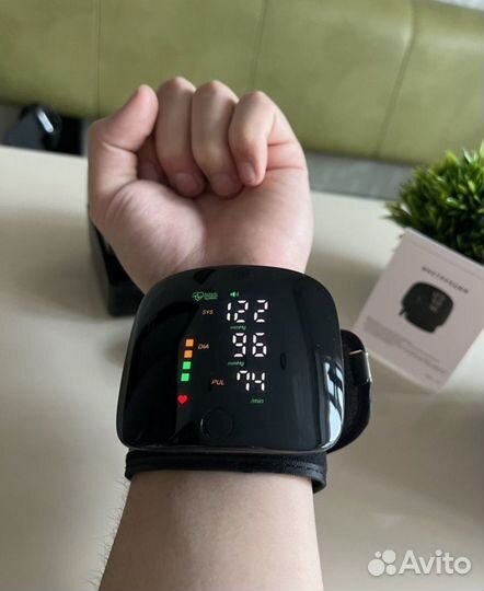 Тонометр на запястье новый медицинский