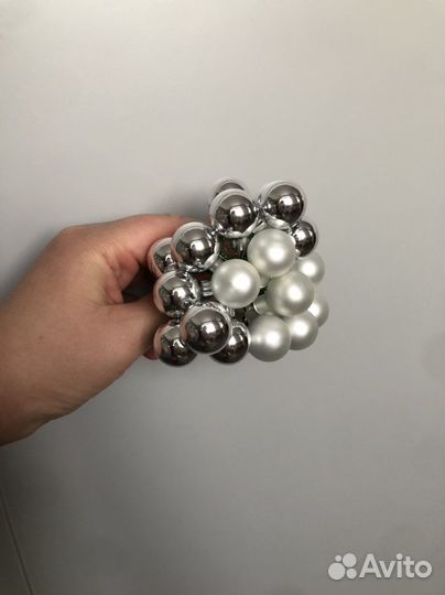 Новогодние шарики на проволоке