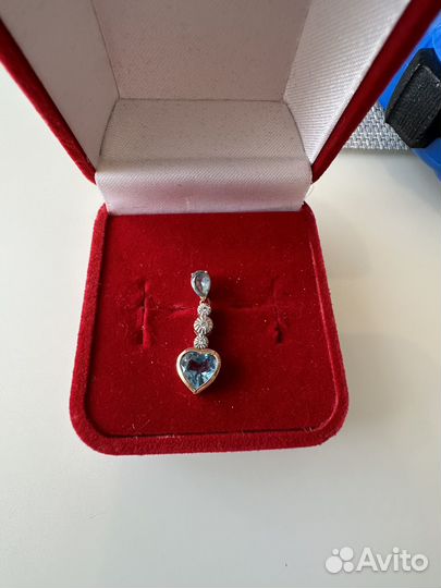 Золотая подвеска с топазом