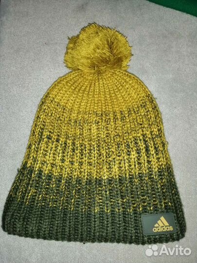 Шапка Adidas на флисе обхват 57,чуть тянется