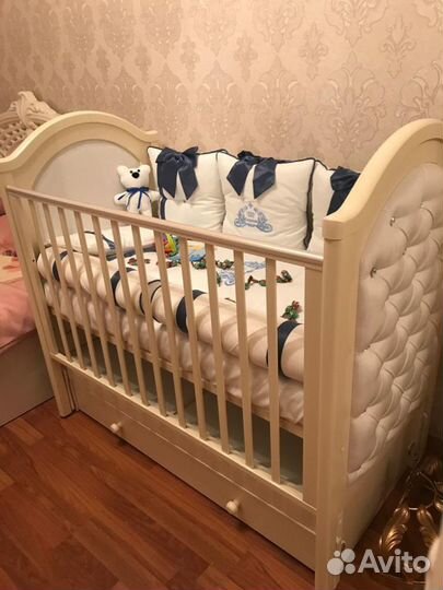 Детская кроватка с маятником