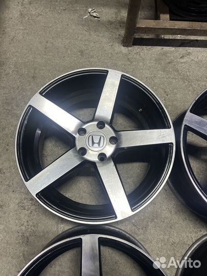 Стильные литые диски Vossen 5x114.3 Цо 67.1 R18