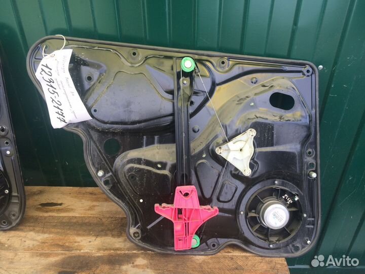 Стеклоподъемник задний правый Volkswagen Passat B7