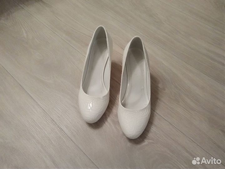 Туфли женские, белые, размер 38