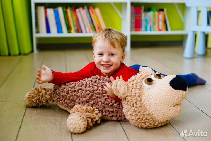 Вязанный детский пуфик из alize puffy