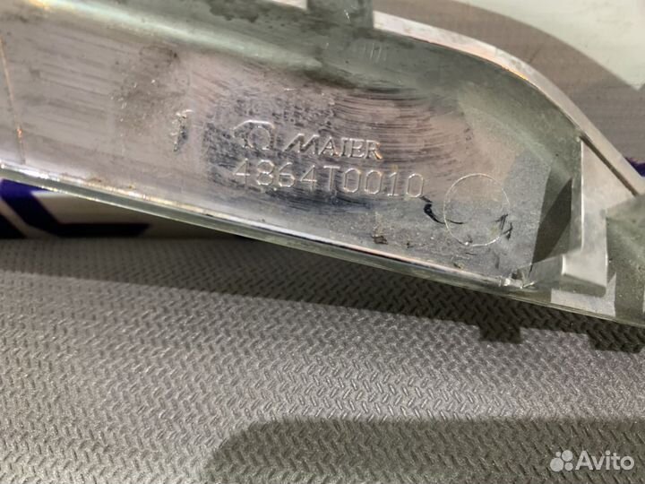 Молдинг решетки радиатора (хромированный) Nissan