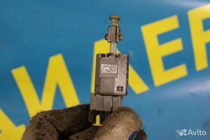 Датчик стоп сигнала Mazda 323F BA