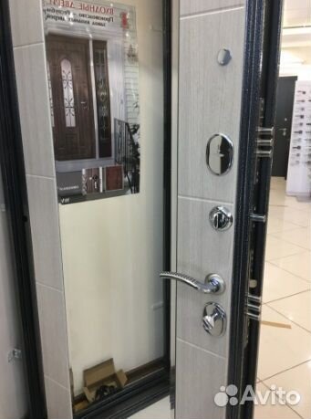 Дверь входная с зеркалом