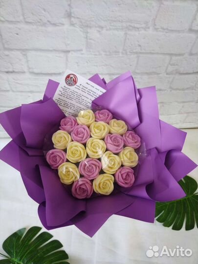 Шоколадные розы в букете на 8 марта