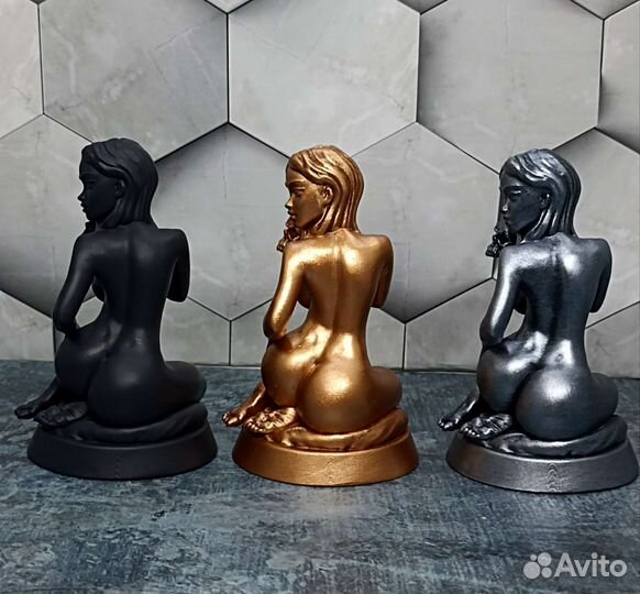 Статуэтка девушки с черепом