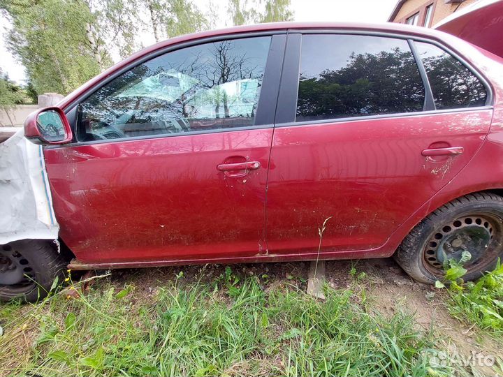 Volkswagen Jetta 1.6 МТ, 2009, битый, 200 000 км