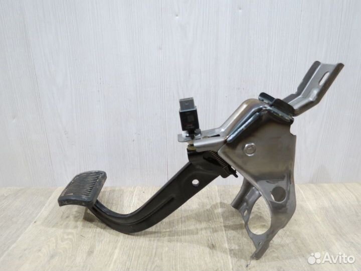 Педаль тормоза Hyundai Solaris 2