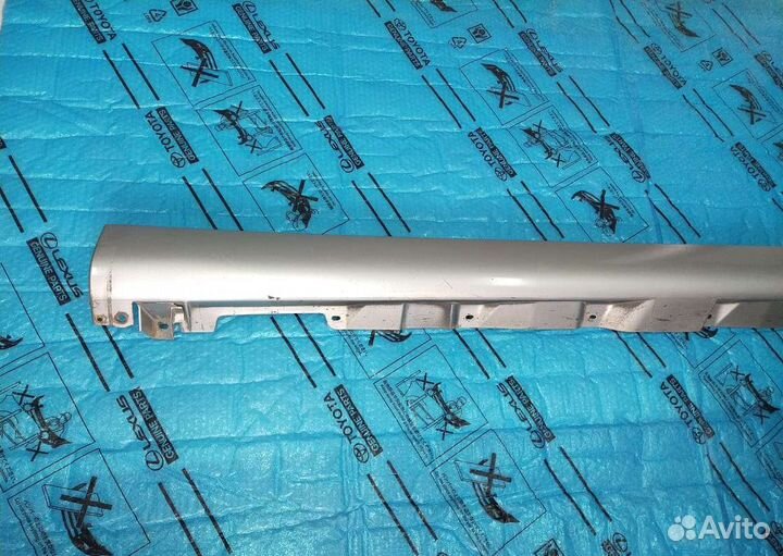 Накладка порога Авенсис левая серебро 2003-2008