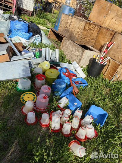 Поилки для кур и кормушки