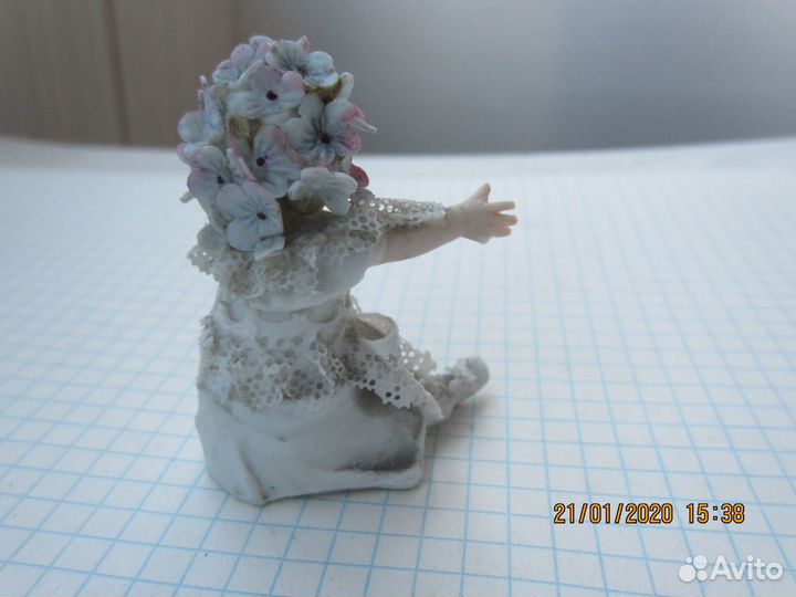 Маленькая куколка фарфор винтаж