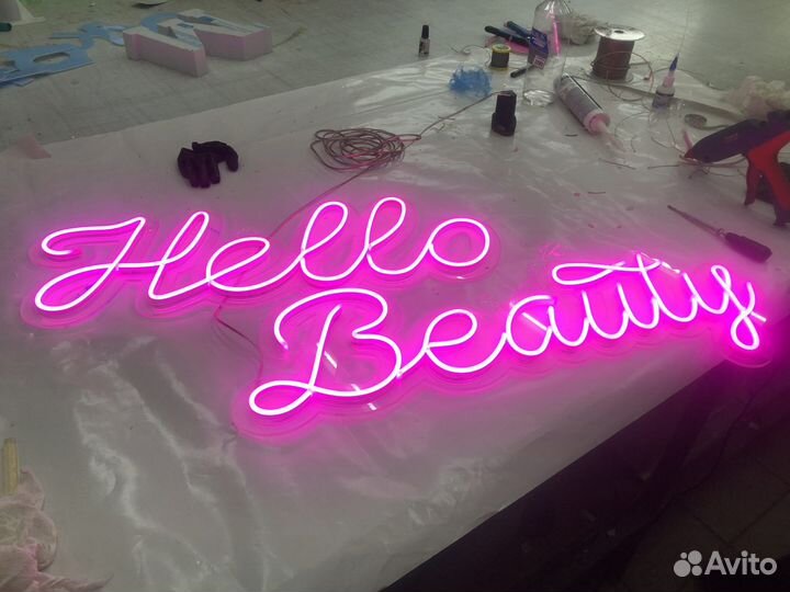 Неоновая вывеска для магазина в рассрочку