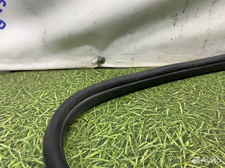 Уплотнительная резинка боковой двери передняя