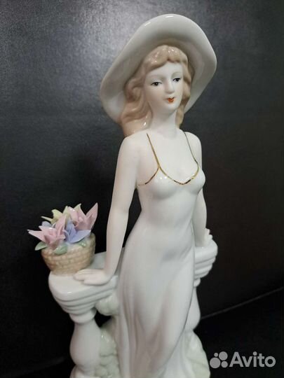 Фарфоровая статуэтка Дама с лилиями 30 см