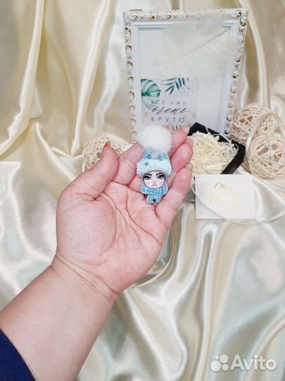 Брошь ручной работы из бисера девочка