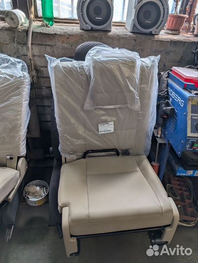 Третий ряд сидений Mitsubishi Montero Sport