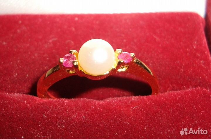 Кольцо с бриллиантом и ещё 3 кольца