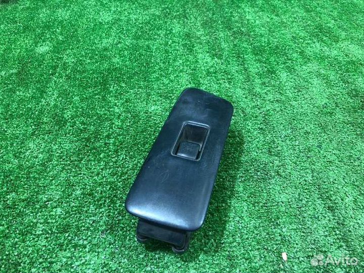 Кнопка стеклоподъемника передняя правая Nissan