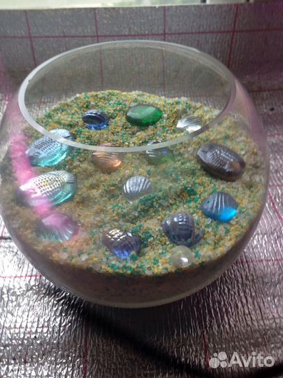 Аквариум с цветным песком и блестящими камешками
