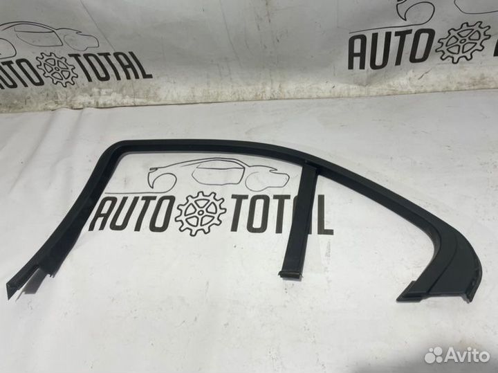 Накладка рамки двери задняя правая Mercedes W204