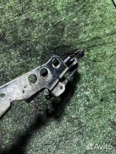 Петля капота левая BMW X5 E53 рестайлинг 4.4