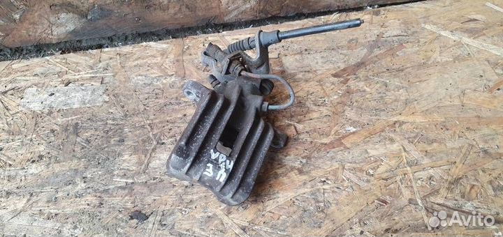 Суппорт задний правый Volkswagen Golf V 2003-2009