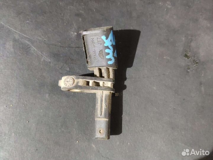 Датчик abs передний левый Skoda Octavia A5