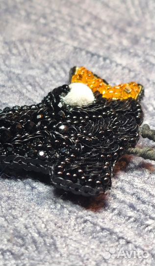 Брошь ручной работы вышитая ворон