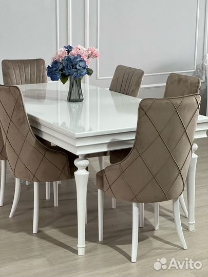 Стол и стулья